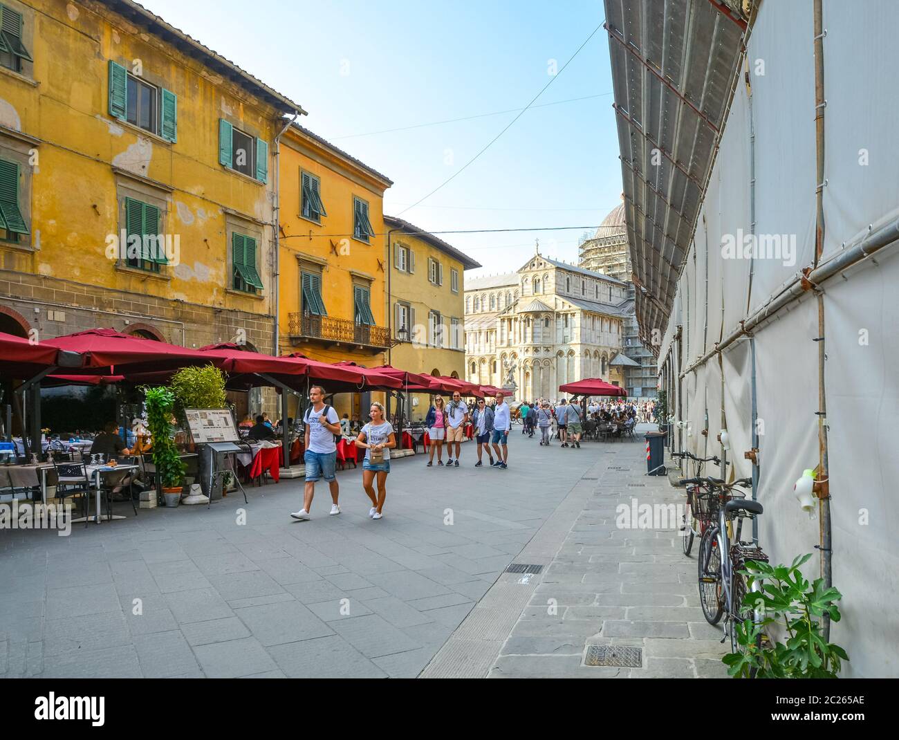 I turisti potranno godersi un tardo pomeriggio sulla strada principale dei caffè che conducono alla Piazza dei Miracoli di Pisa, nella città toscana di Pisa Foto Stock