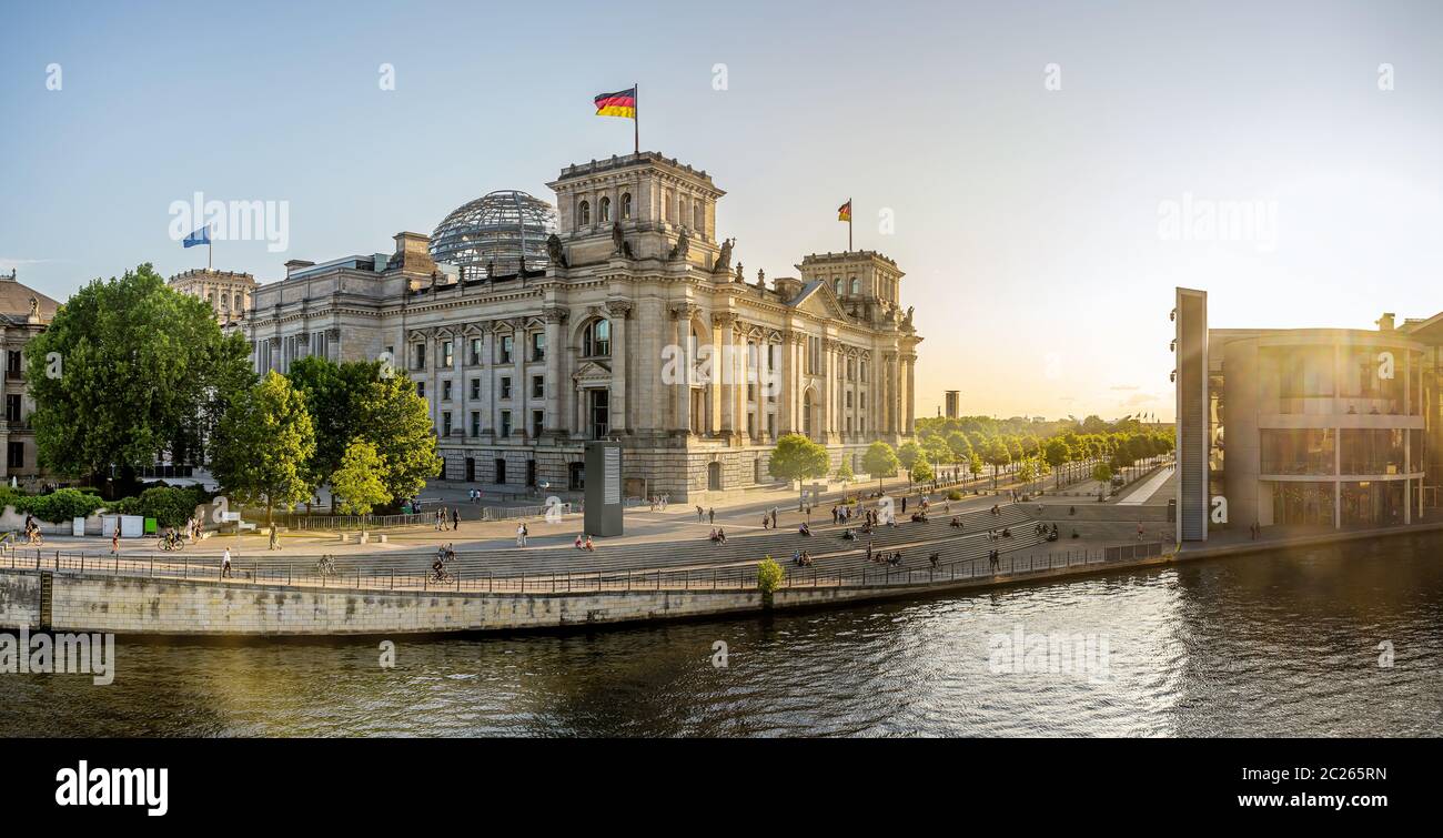 il famoso edificio del reichstag a berlino Foto Stock