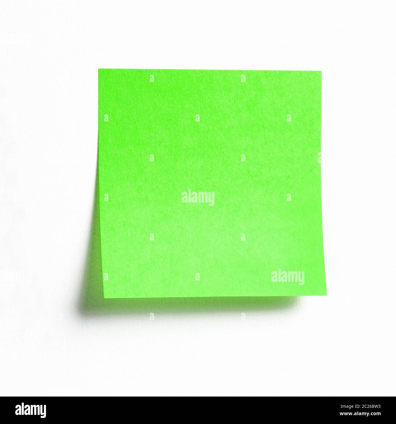 Un verde vibrante nota adesiva con ombra isolati su sfondo bianco, vista frontale carta adesiva nota con spazio di copia Foto Stock