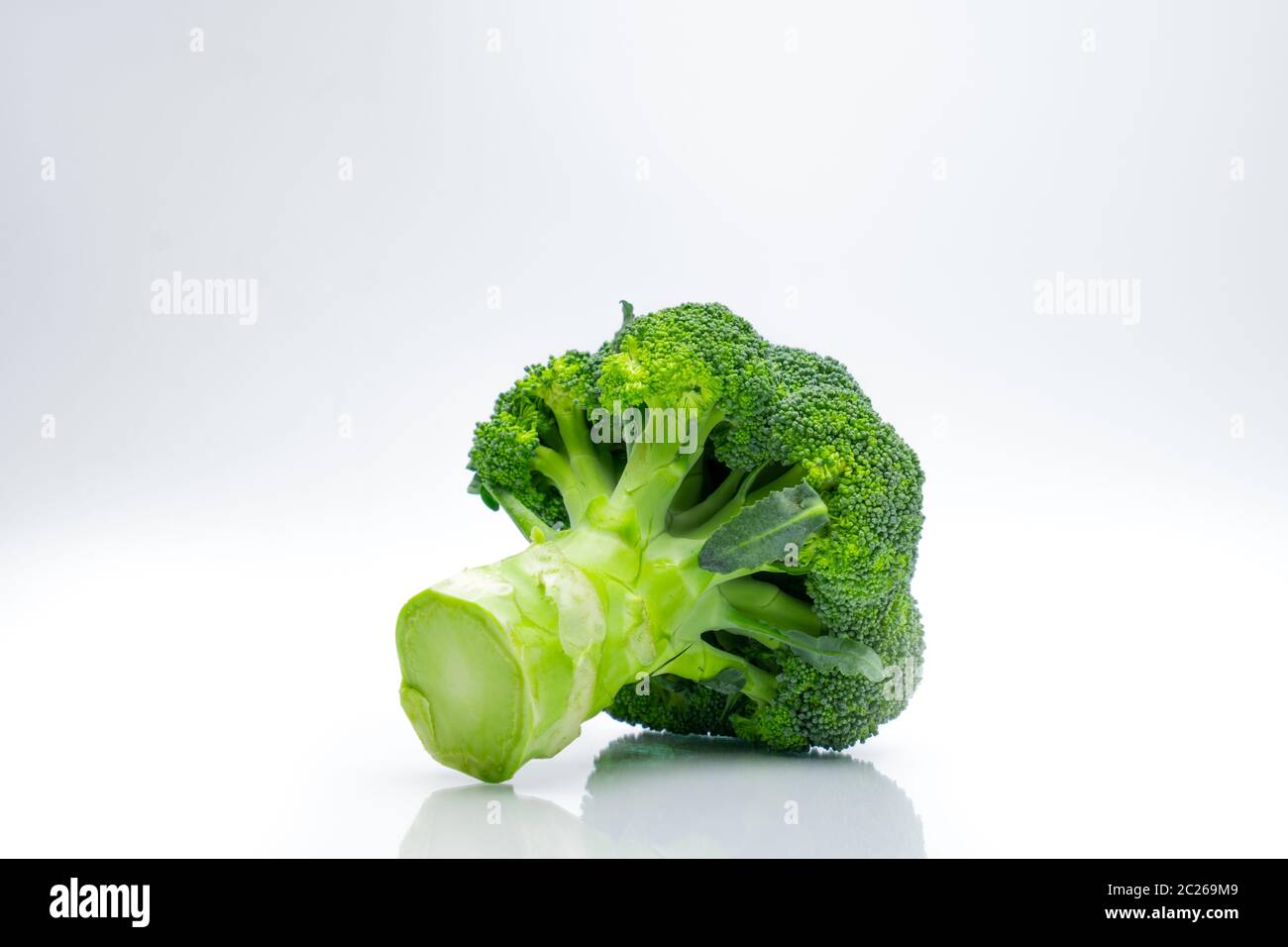 Broccoli verdi (Brassica oleracea). Verdure fonte naturale di betacarotene, vitamina C e la vitamina k, fibre alimentari, folato. Freschi cavoli broccoli isolat Foto Stock