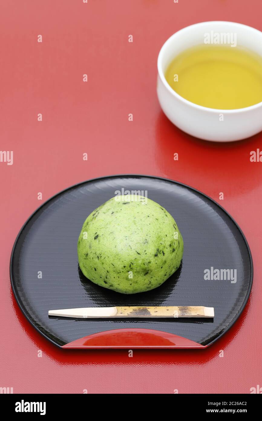 Giapponese yomogi mochi dessert per stagione primavera yomogi impianto realizzato di torta di riso Foto Stock