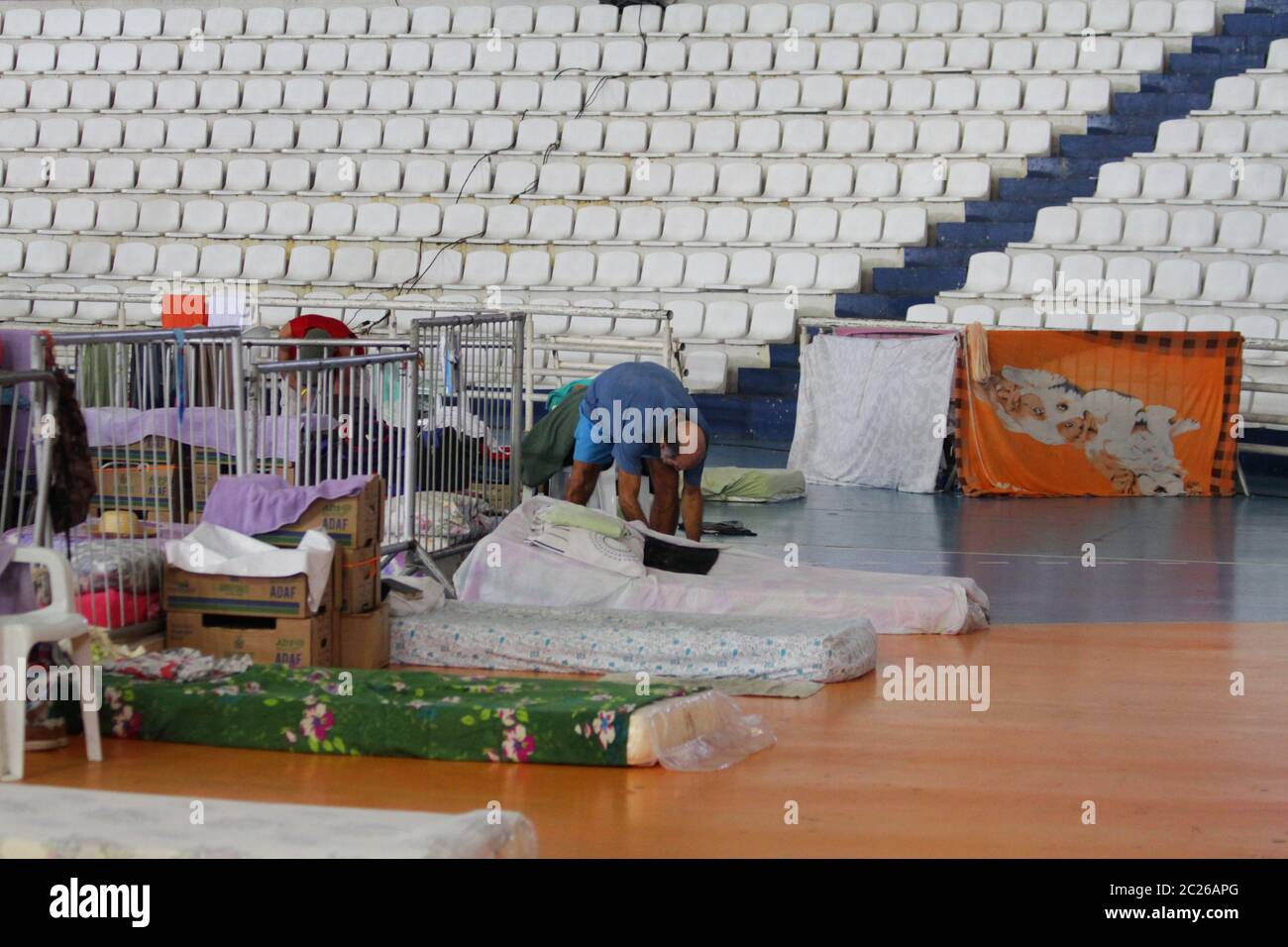 Manaus, Brasile. 16 Giugno 2020. Il Ministro Damares Alves, capo del Ministero delle Donne, della Famiglia e dei diritti umani (MGFDH) in visita a Manaus (AM), la notte di questo Martedì (16), in un rifugio di emergenza costruito per i senzatetto all'Arena di Amadeu Teixeira. Credit: Sandro Pereira/FotoArena/Alamy Live News Foto Stock