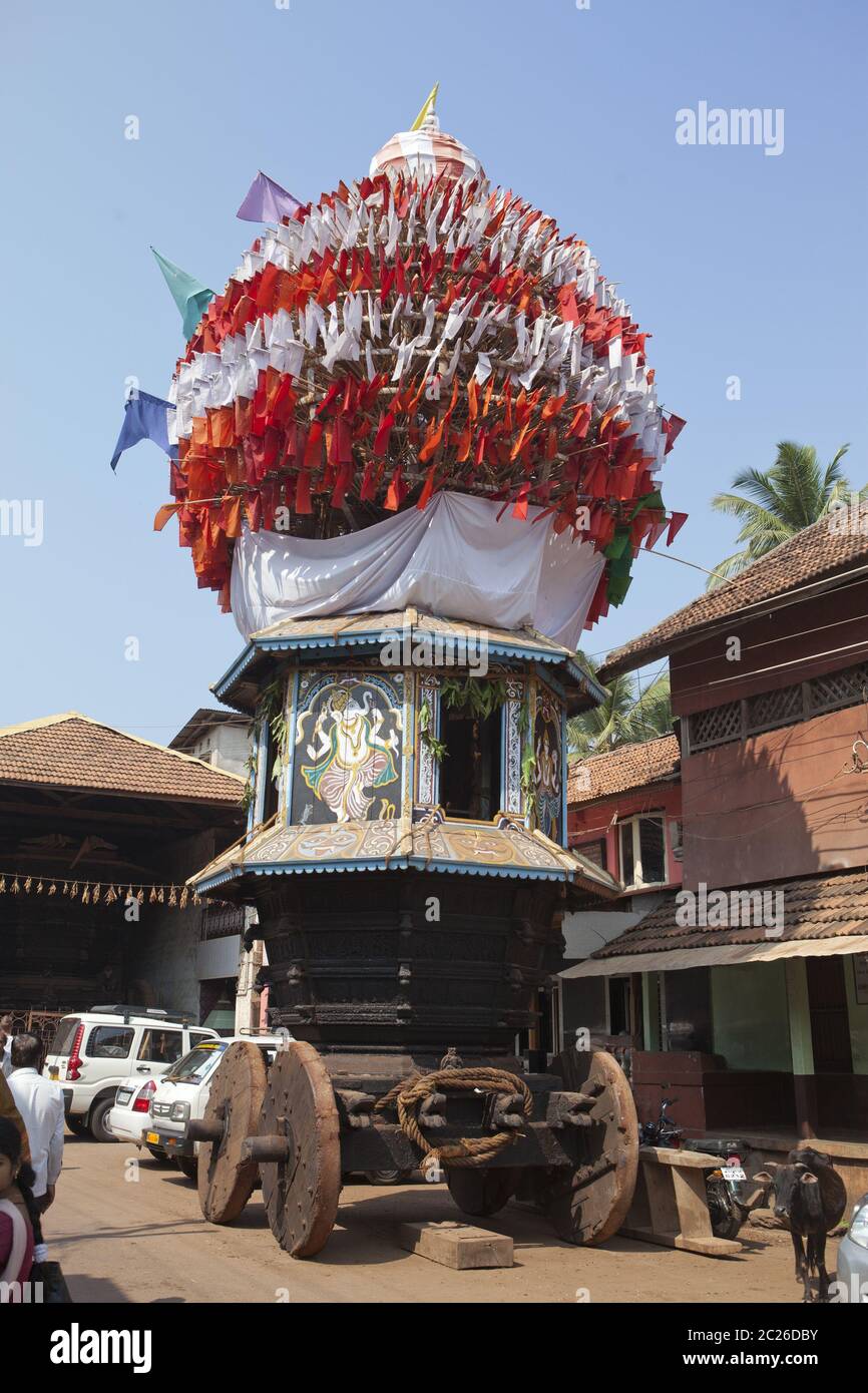 GOKARNA, INDIA - 31 GENNAIO 2014: Gli antichi carri in legno con bandiere e dipinti di indù GO Foto Stock