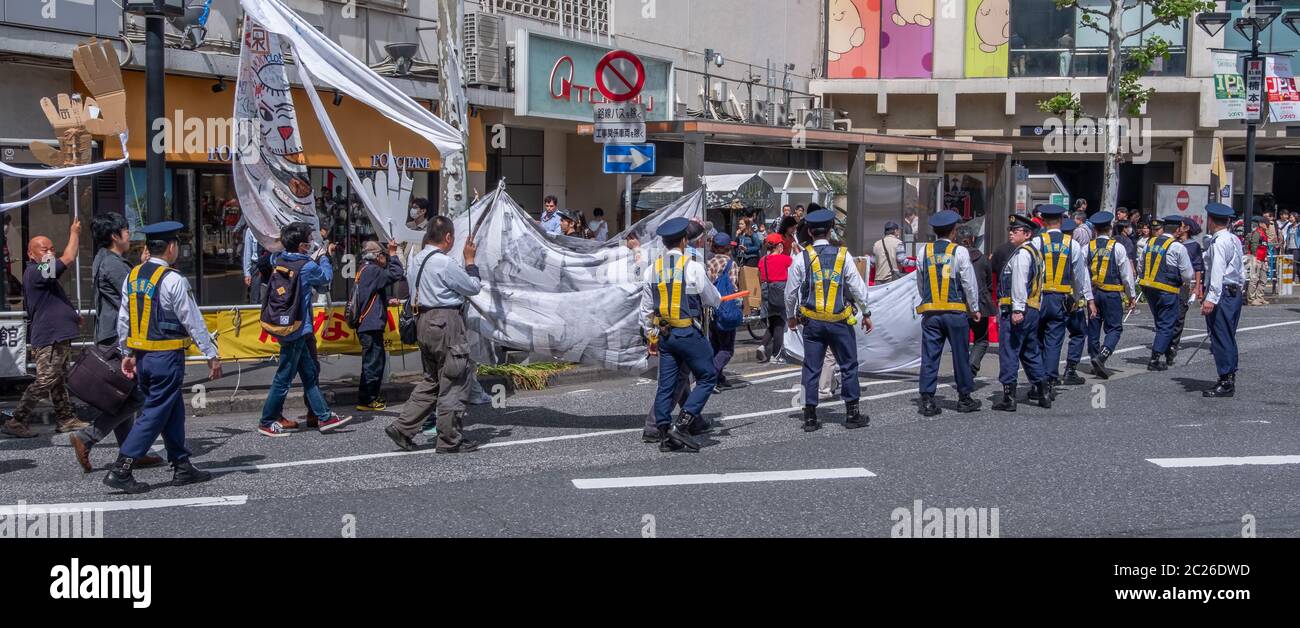 Gruppo giapponese che tiene una manifestazione di protesta per la strada di Shibuya, Tokyo, Giappone. Foto Stock