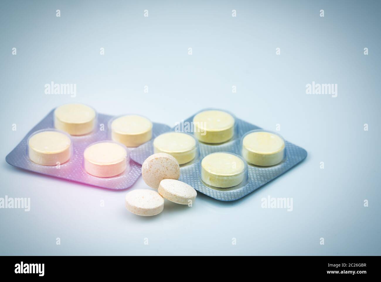 Antielmintico compresse pillole in blister su sfondo bianco con copia spazio. Set di quattro compresse pillole : niclosamide e fenolftaleina per trattare Foto Stock