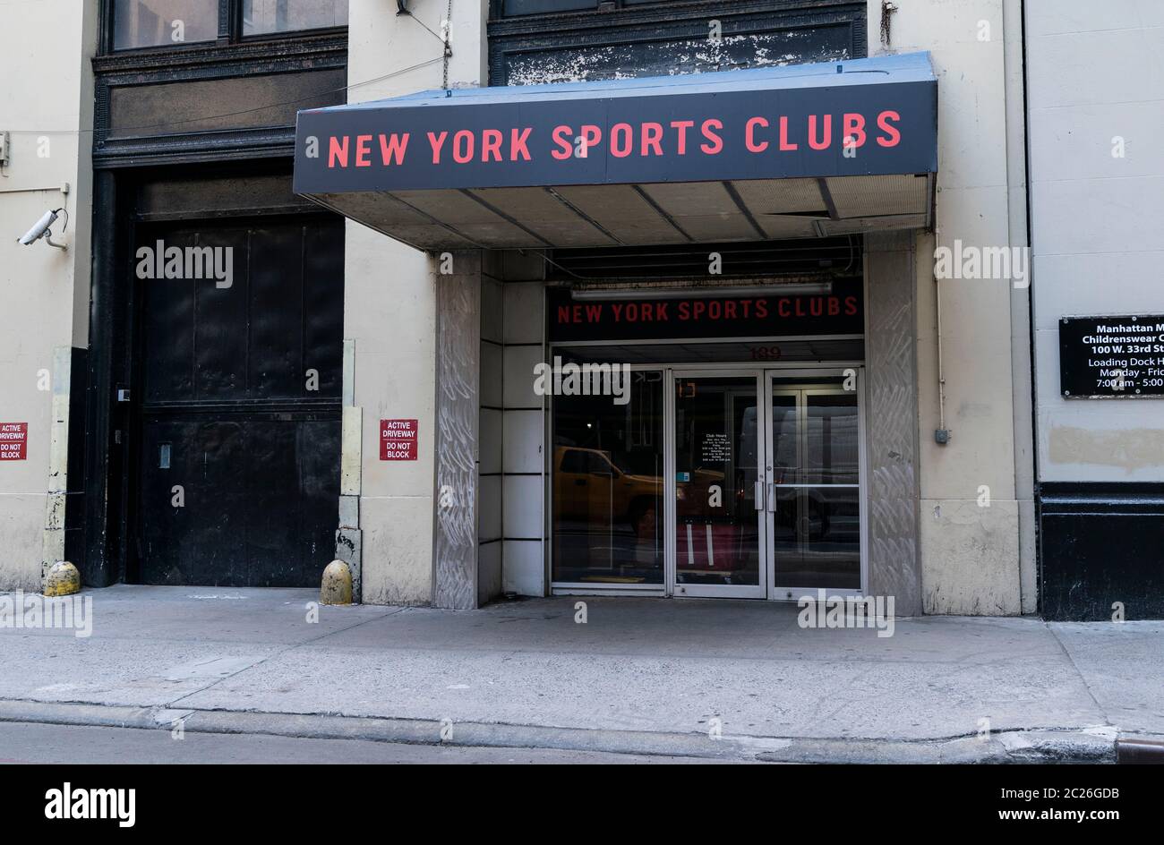 New York, NY - 16 giugno 2020: Proprietario di sport della città internazionale del randello di sport di New York visto sulla 32ma strada che considera la compilazione per fallimento a causa delle chiusure di COVID-19 Foto Stock