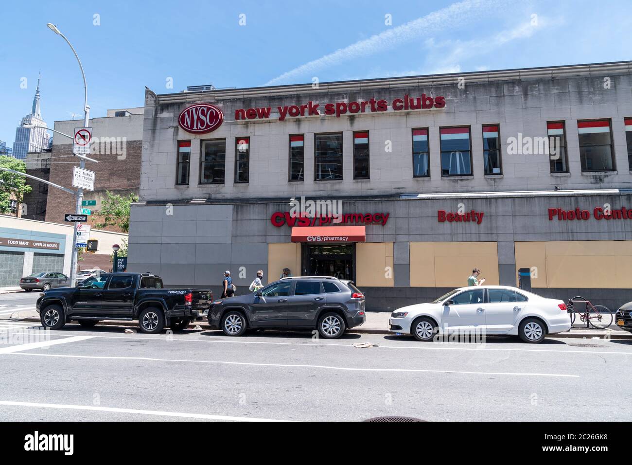 New York, NY - 16 giugno 2020: Proprietario di sport della città internazionale del randello di sport di New York visto sull'ottavo viale che considera la compilazione per fallimento a causa delle chiusure di COVID-19 Foto Stock