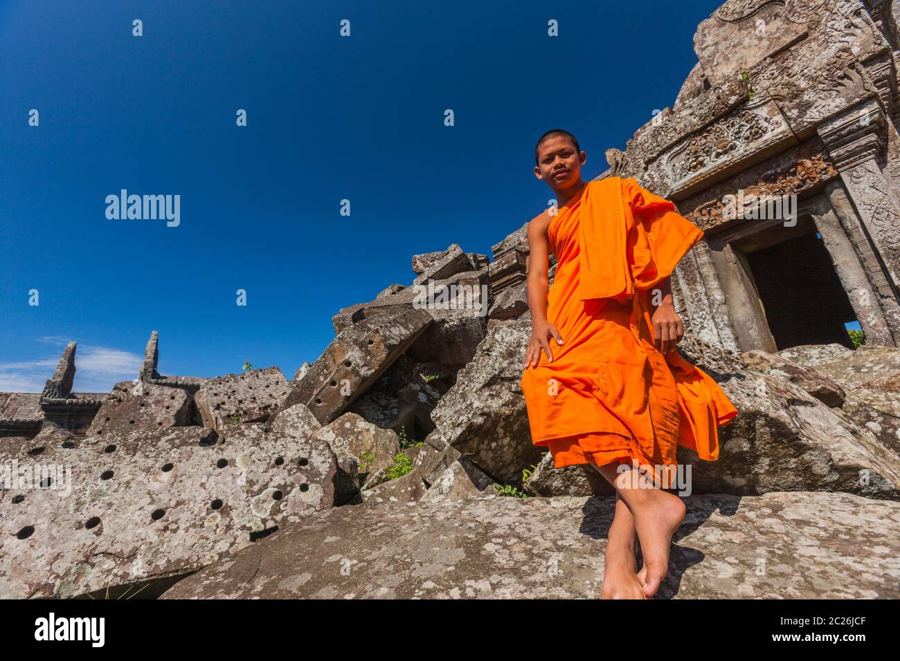 Preah Vihear Tempio, giovane monaco al tempio principale, edificio principale, santuario principale, tempio indù di antico Impero Khmer, Cambogia, Sud-est asiatico, Asia Foto Stock