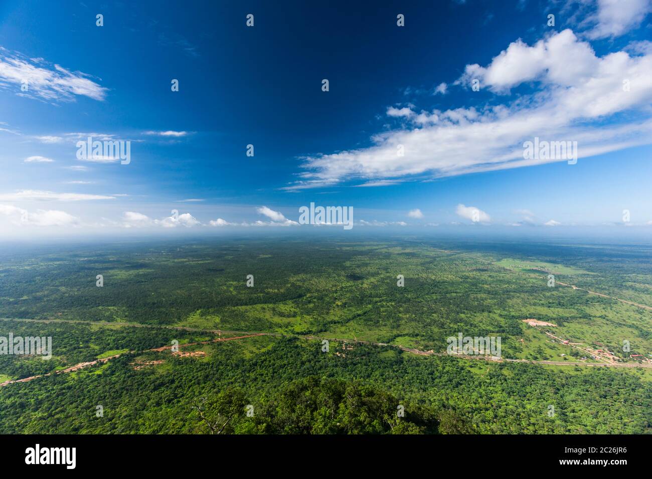 Vista delle pianure cambogiane, dalla cima della collina del Tempio di Preah Vihear (sulla scogliera del tempio principale), Cambogia, Sud-Est asiatico, Asia Foto Stock