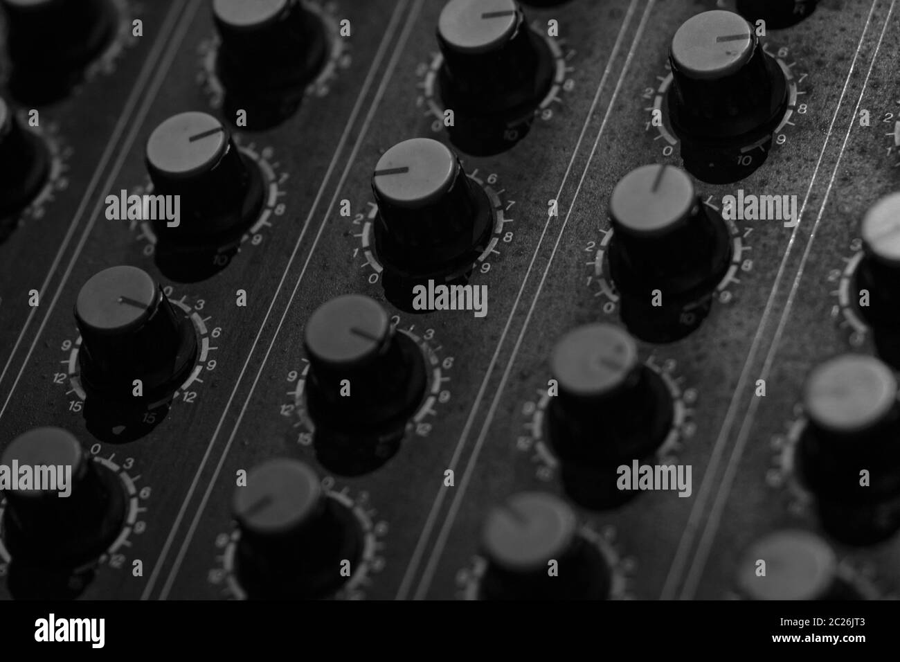 Audio mixer audio console. Suono miscelazione desk. Music mixer nel pannello di controllo in studio di registrazione. Audio della console di miscelazione e manopola di regolazione. Ingegnere del suono. Foto Stock
