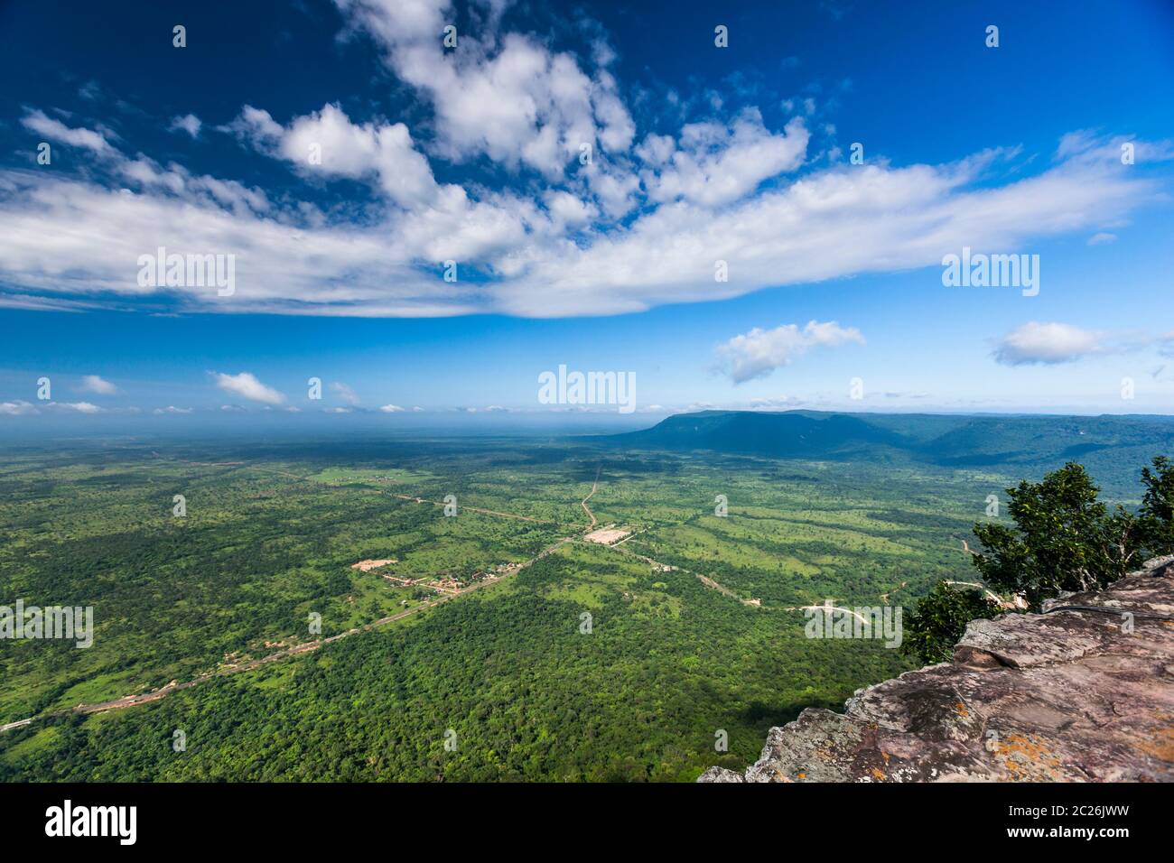 Vista delle pianure cambogiane, dalla cima della collina del Tempio di Preah Vihear (sulla scogliera del tempio principale), Cambogia, Sud-Est asiatico, Asia Foto Stock