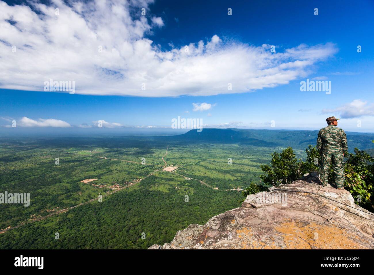 Vista delle pianure cambogiane, dalla cima della collina del Tempio di Preah Vihear (sulla scogliera del tempio principale), Cambogia, Sud-Est asiatico, Asia Foto Stock