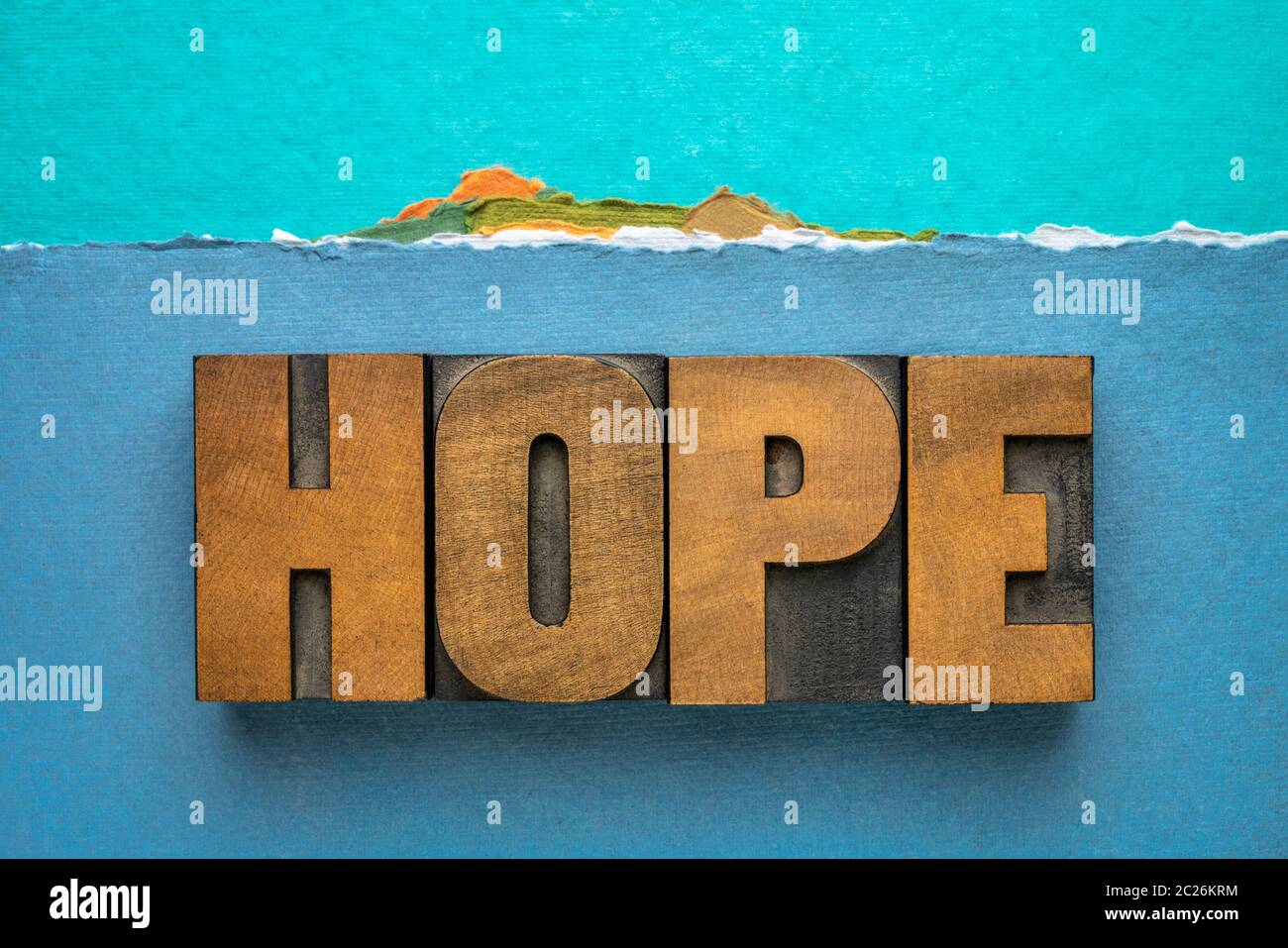 hope word - parola astratta in legno di letterpress vintage contro carta astratta paesaggio di un'isola tropicale, positività, fede e ottimismo conc Foto Stock