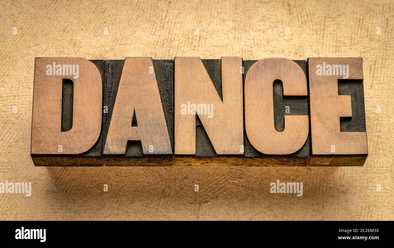 danza - astratto di parole in legno di tipo letterpress vintage, arte performante e concetto di intrattenimento Foto Stock
