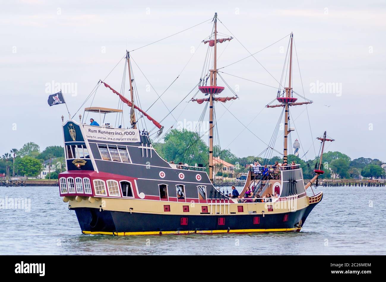 La nave pirata Black Raven porta i turisti in una crociera rum runner nel fiume Matanzas, 10 aprile 2015, a St. Augustine, Florida. Foto Stock