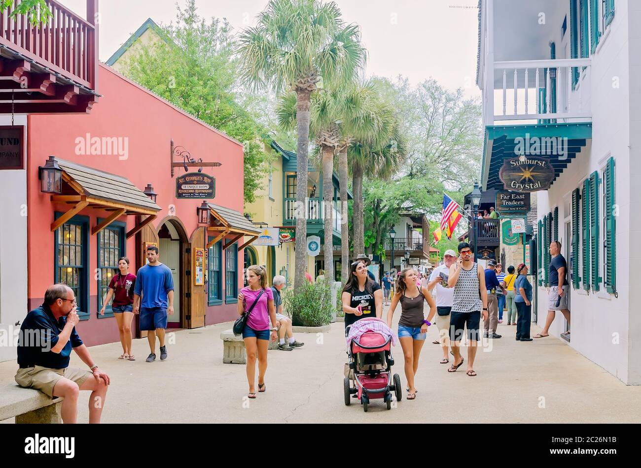 I turisti esplorano i negozi di St. George Street, 11 aprile 2015, a St. Augustine, Florida. La strada pedonale presenta negozi e boutique. Foto Stock