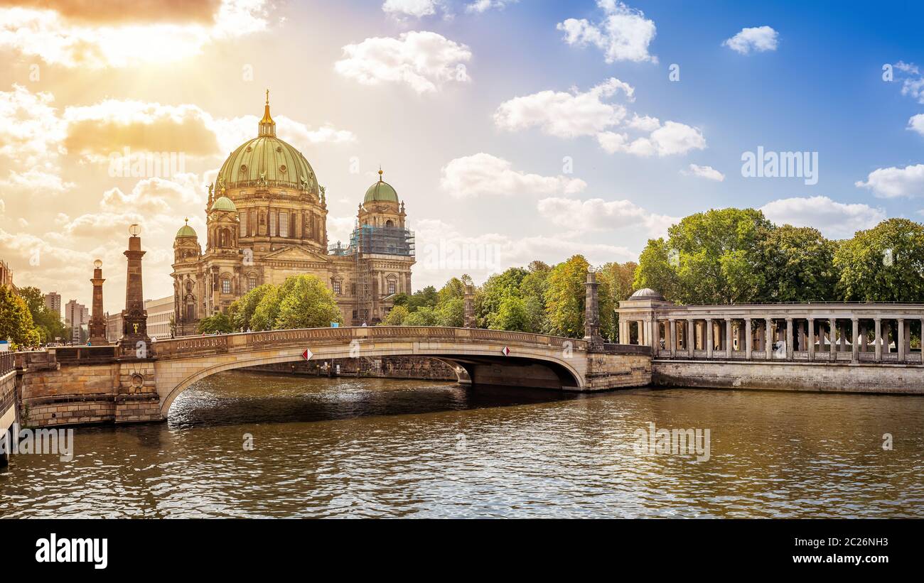 la famosa cattedrale di berlino mentre il tramonto Foto Stock