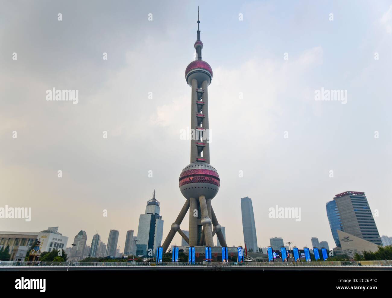 Shanghai: Oriental Pearl Tower, nel quartiere di Pudong. Cina Foto Stock