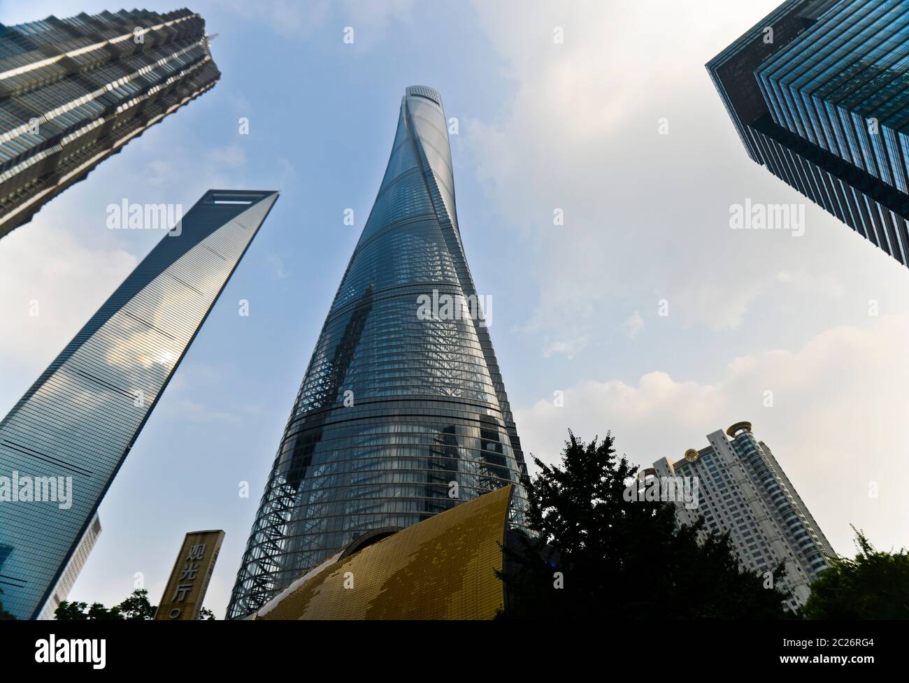 Grattacieli di Shanghai nel distretto di Pudong: La Torre di Shanghai, il Centro finanziario Mondiale di Shanghai, la Torre Jinmao. Cina Foto Stock