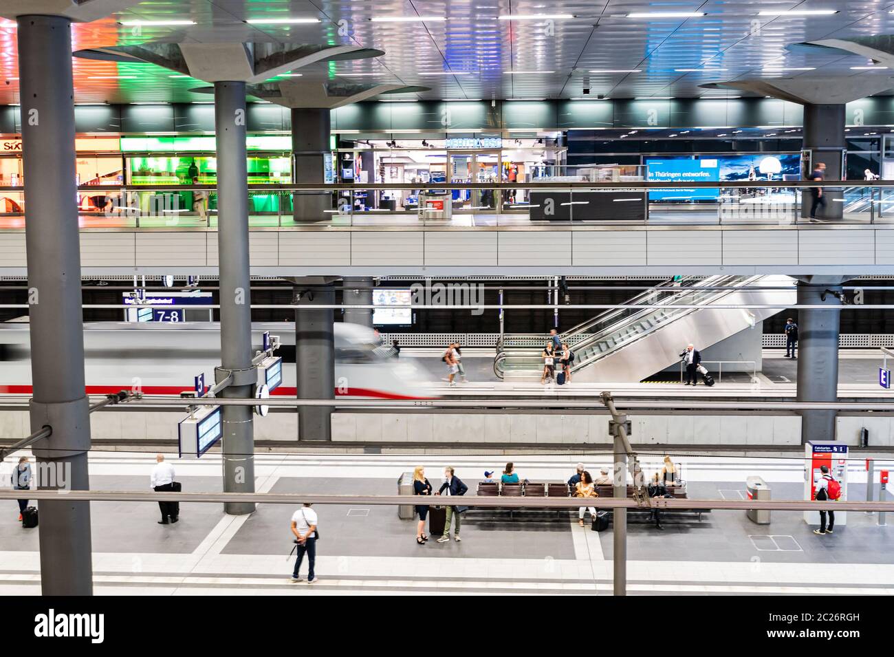 Berlino, Germania. 15 giugno 2020. I passeggeri sono visti alla stazione ferroviaria centrale di Berlino, capitale della Germania, il 15 giugno 2020. Lunedì il governo tedesco ha revocato gli avvertimenti di viaggio per i membri dell'Unione europea (UE), gli stati associati a Schengen e la Gran Bretagna, tranne Spagna, Finlandia, Norvegia e Svezia. Le avvertenze sono state sostituite da consigli di viaggio individuali. Credit: Binh Truong/Xinhua/Alamy Live News Foto Stock
