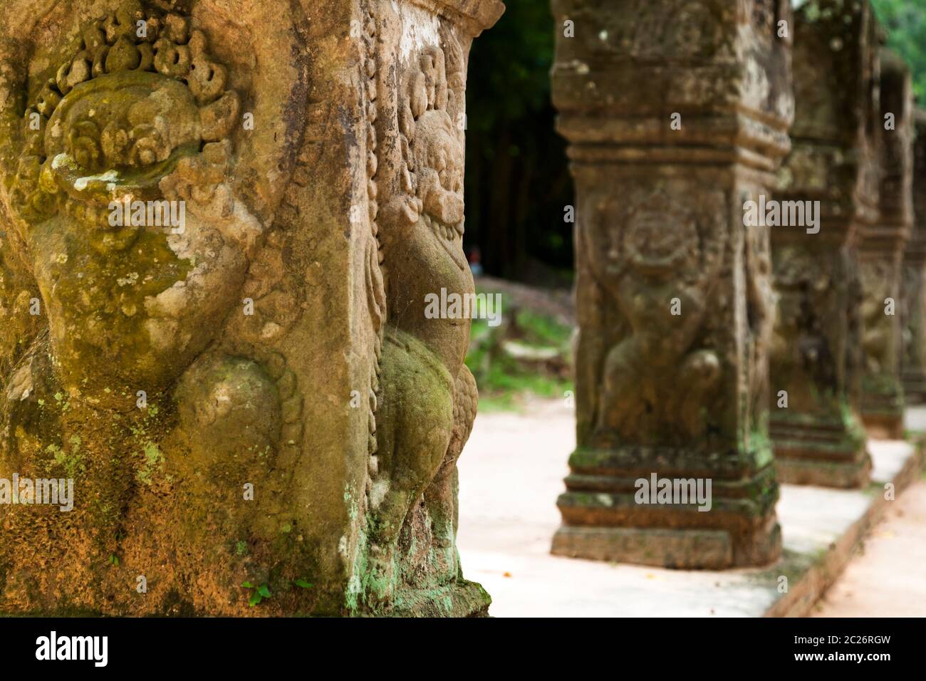 Pietra spaved pilastro accanto di approarch a ovest porta del tempio di Preah Khan, antica capitale dell'Impero Khmer, Siem Reap, Cambogia, Sud-est asiatico, Asia Foto Stock