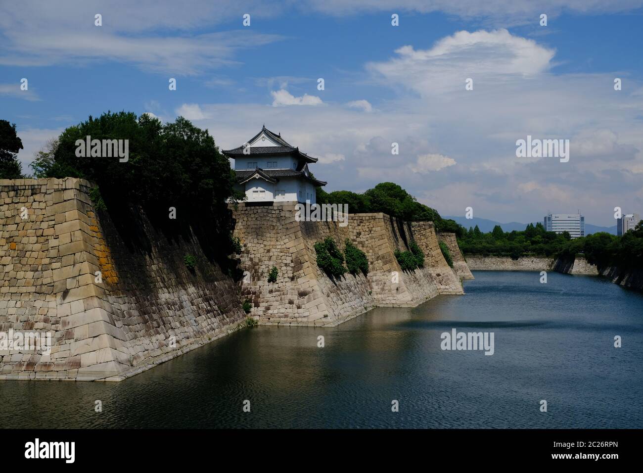 Osaka Giappone - Rokuban-yagura Turret Castello e Sud esterno Moat Foto Stock