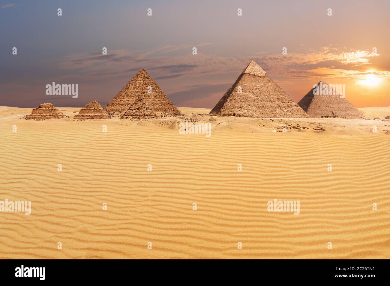 Deserto Sabbioso di Giza e splendida vista delle piramidi. Foto Stock