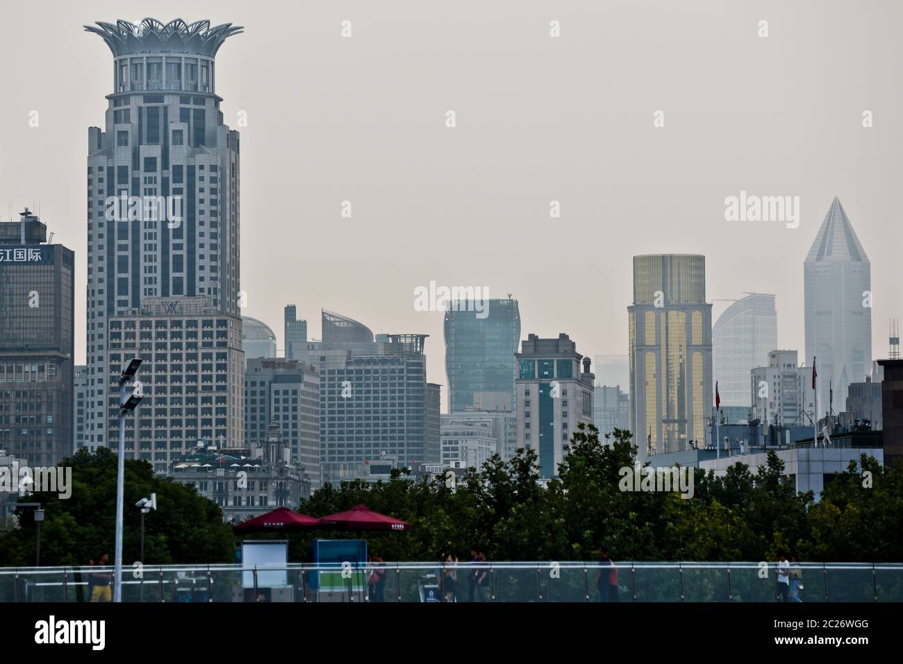 Grattacieli di Shanghai nel quartiere di Huangpu, con il Bund Centre sulla sinistra. Cina Foto Stock