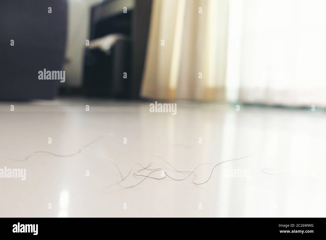 Capelli pubici cadere sul pavimento della camera Foto Stock