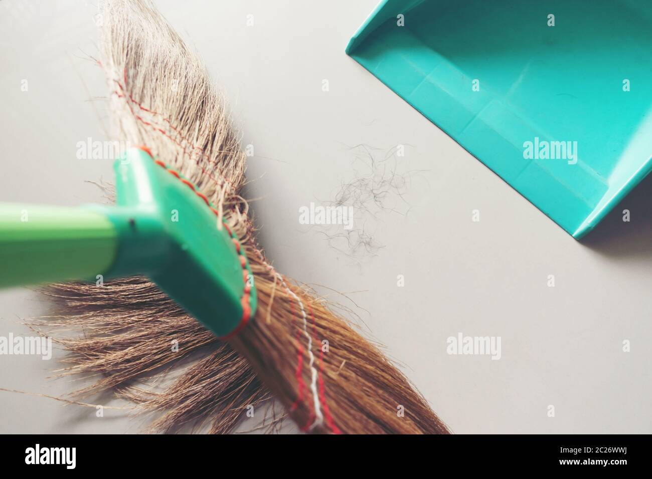 Capelli pubici cadere sul pavimento della camera Foto Stock