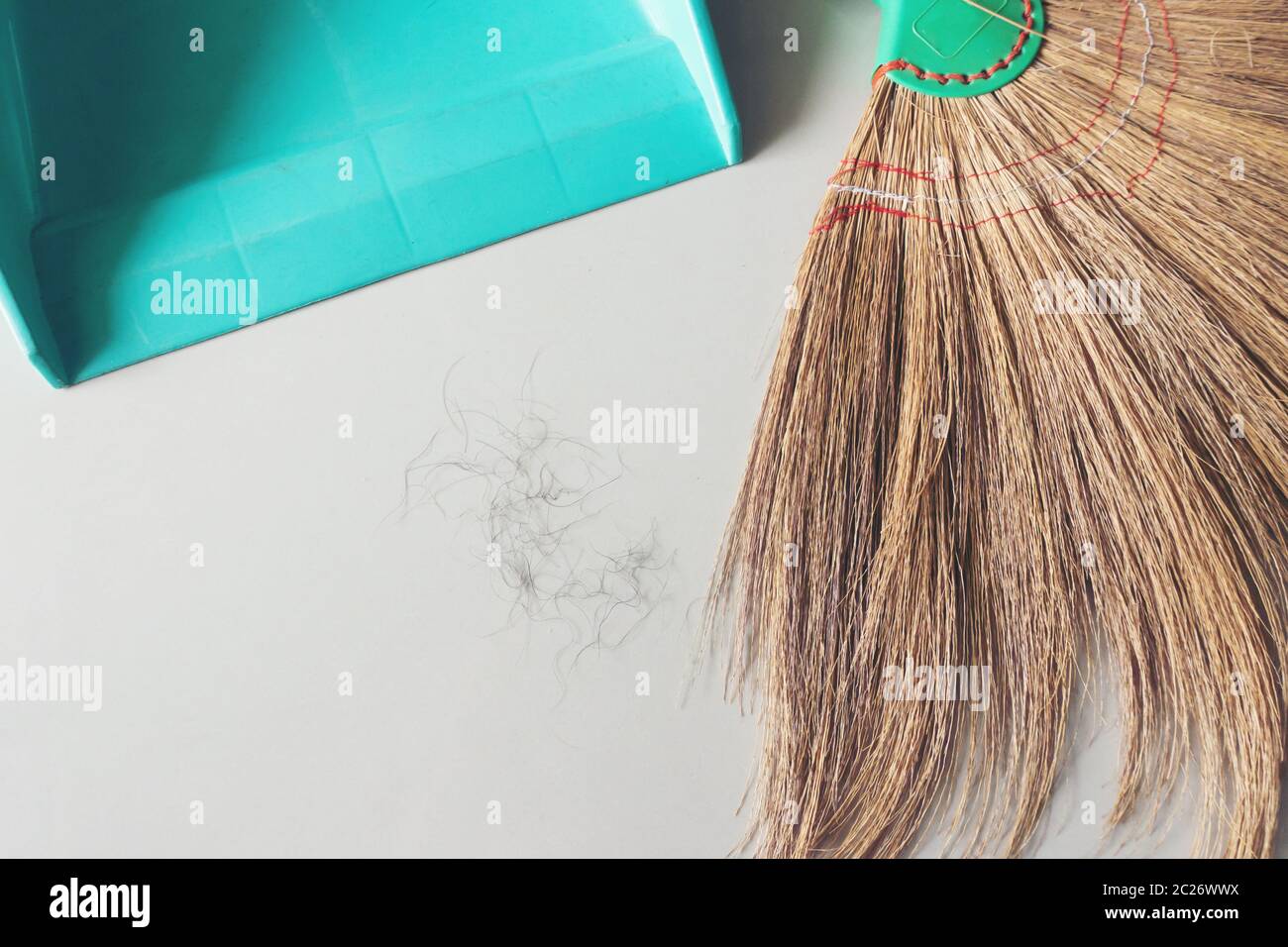 Capelli pubici cadere sul pavimento della camera Foto Stock