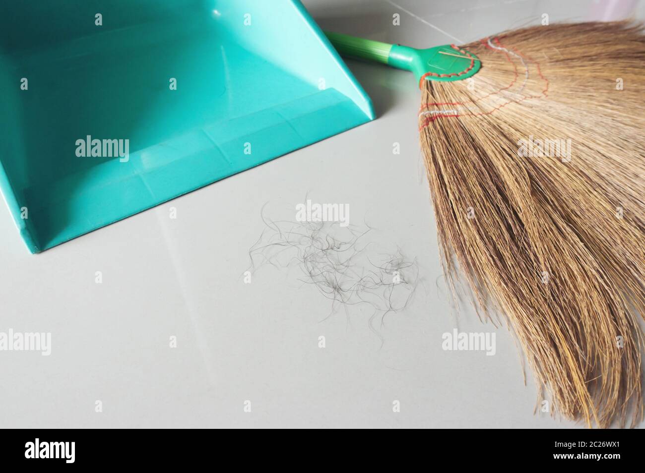 Capelli pubici cadere sul pavimento della camera Foto Stock