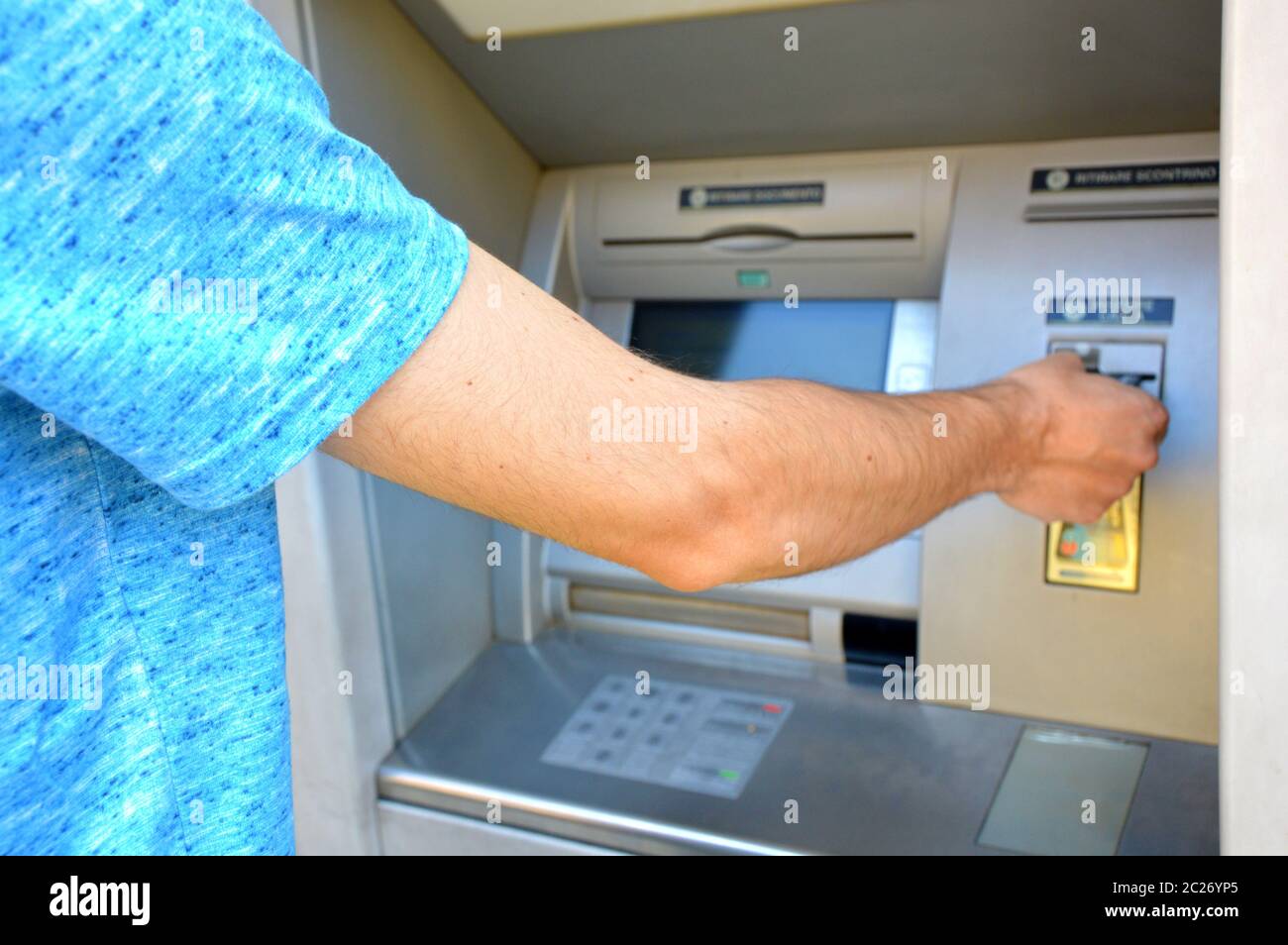 Close-up di persona utilizzando la carta di credito per prelevare denaro  dal Bancomat. L'uomo inserimento carta bancomat nella macchina della banca  a ritirare il denaro Foto stock - Alamy