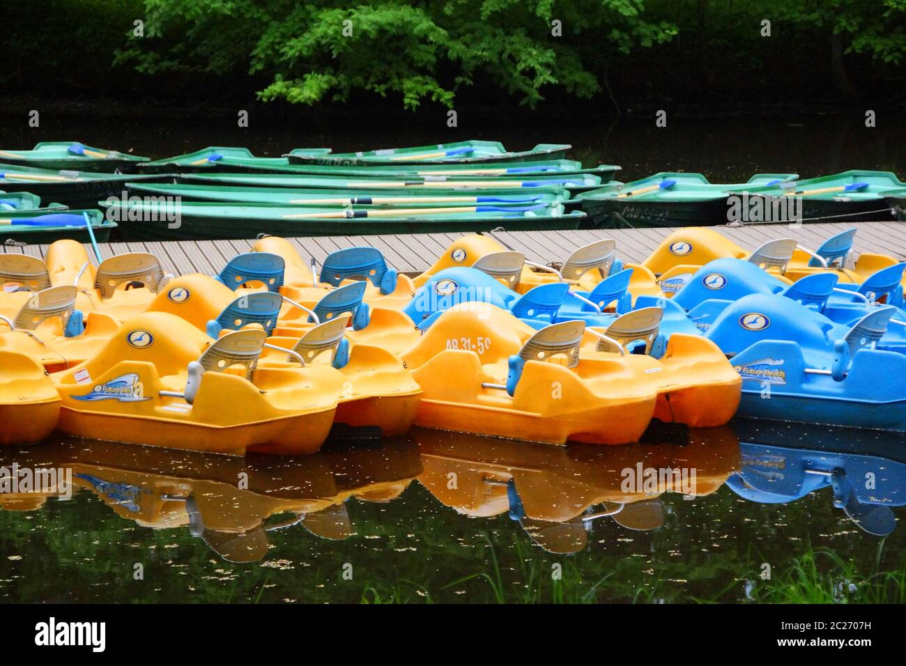 Parcheggio di imbarcazioni da diporto in plastica sull'isola di Krestovsky Foto Stock