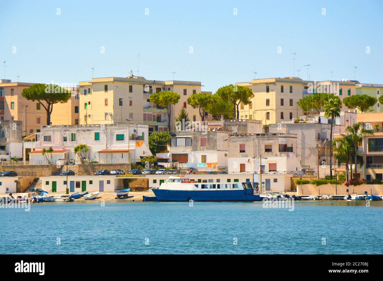 Acqua blu del porto di Brindisi con navi, Puglia, Italia Foto Stock