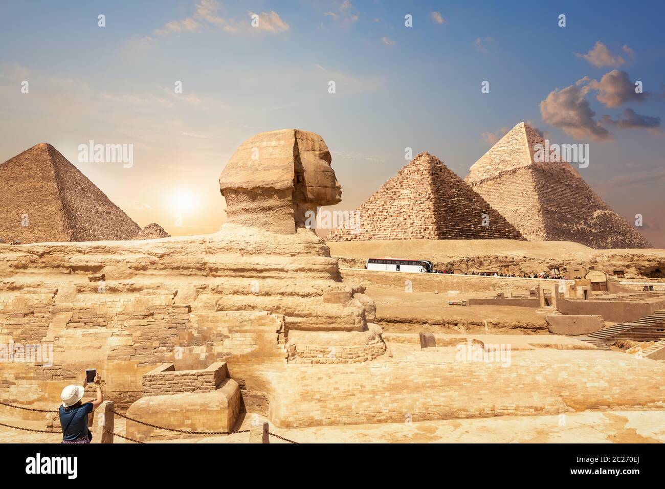 Un turista in Giza godendo la sfinge e le piramidi, Egitto. Foto Stock