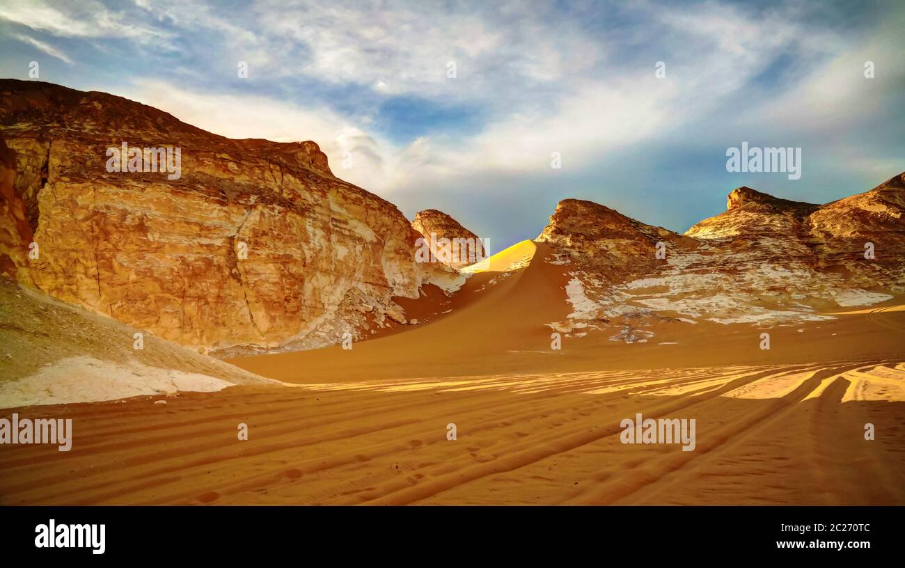 Panorama della valle El-Agabat nel deserto bianco, Sahara, Egitto Foto Stock