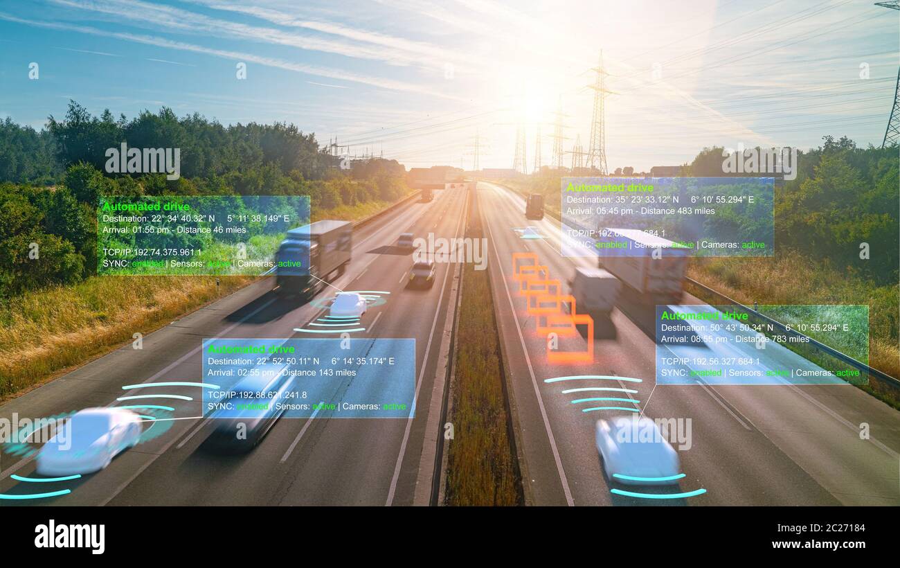 Smart CAR (HUD) , veicolo in modalità di guida autonoma su strada, concetto iot con sensore grafico, sistema di segnale radar e collegamento del sensore Internet Foto Stock