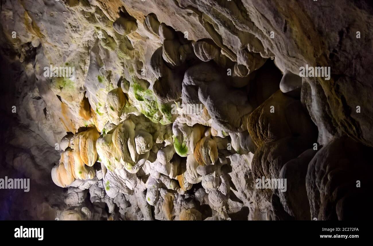 Vista interna della grotta di Vrelo, del Matka Canyon, della Macedonia del Nord Foto Stock