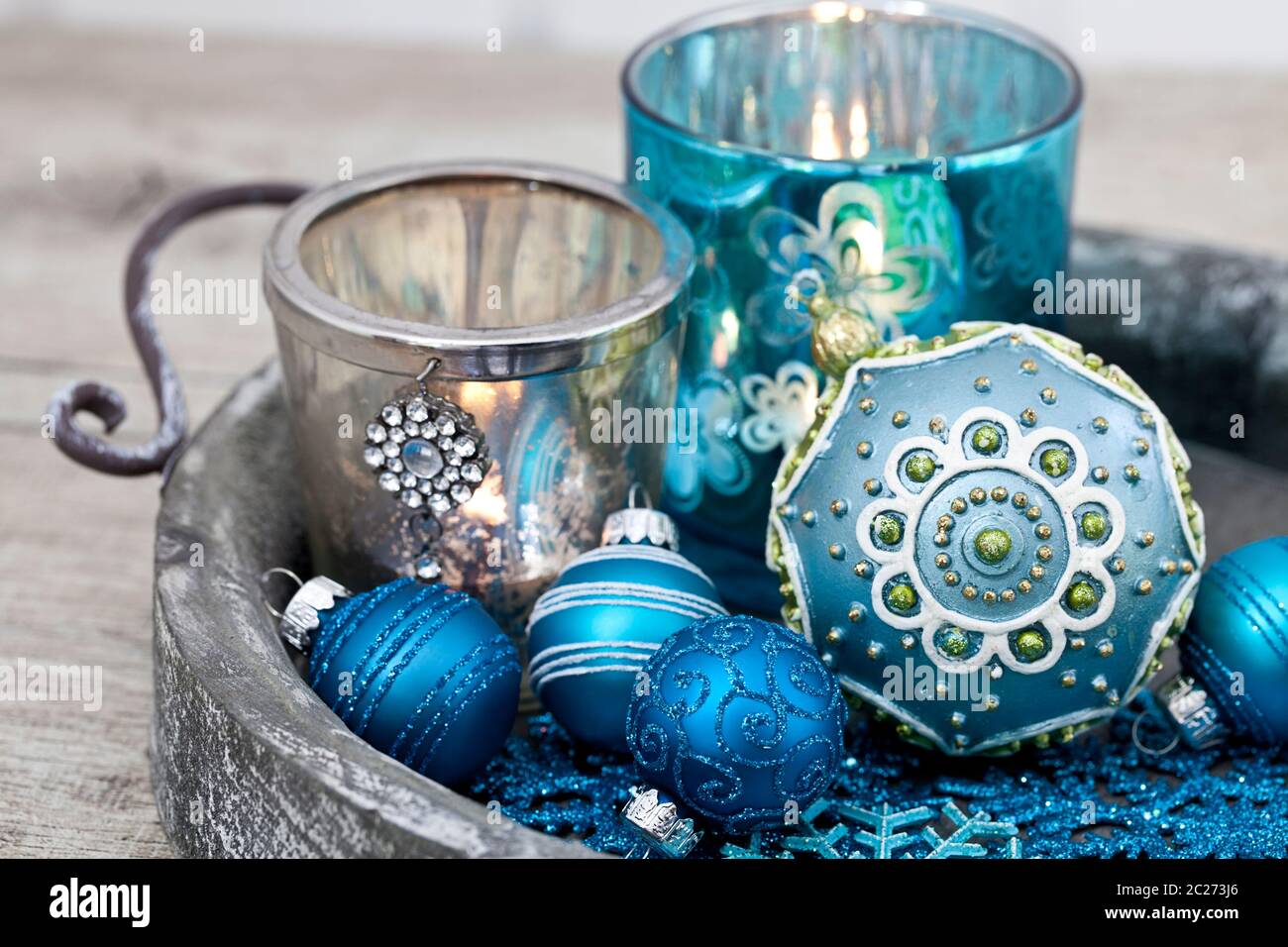 Decorazione di Natale ancora vita con candele e ornamenti in argento e turchese blu Foto Stock