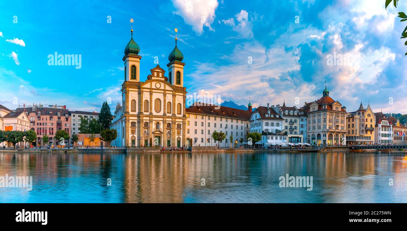 Chiesa gesuita e fiabe case lungo il fiume Reuss al tramonto nella Città Vecchia di Lucerna, Svizzera Foto Stock