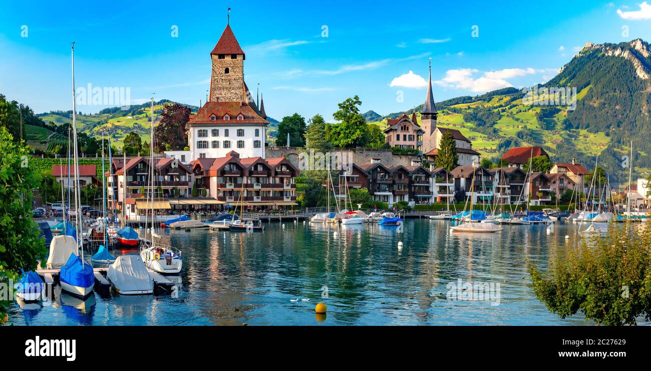 Chiesa di Spiez e Castello sulla riva del lago di Thun nell Oberland Bernese Regione del cantone svizzero di Berna al tramonto, Spiez, Svizzera. Foto Stock