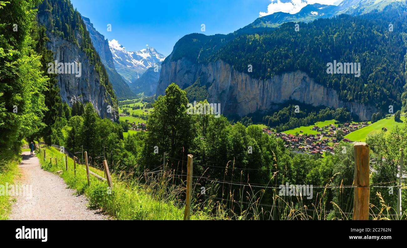 Sentiero escursionistico di montagna da Wengen al villaggio di Lauterbrunnen con la caduta di Staubbach, e il Muro di Lauterbrunnen nelle Alpi svizzere, in Svizzera. Foto Stock