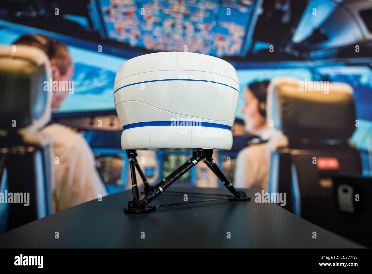 Modello di simulatore di volo di fronte a una grande immagine di un cockpit in un centro di allenamento simulatore di volo Foto Stock