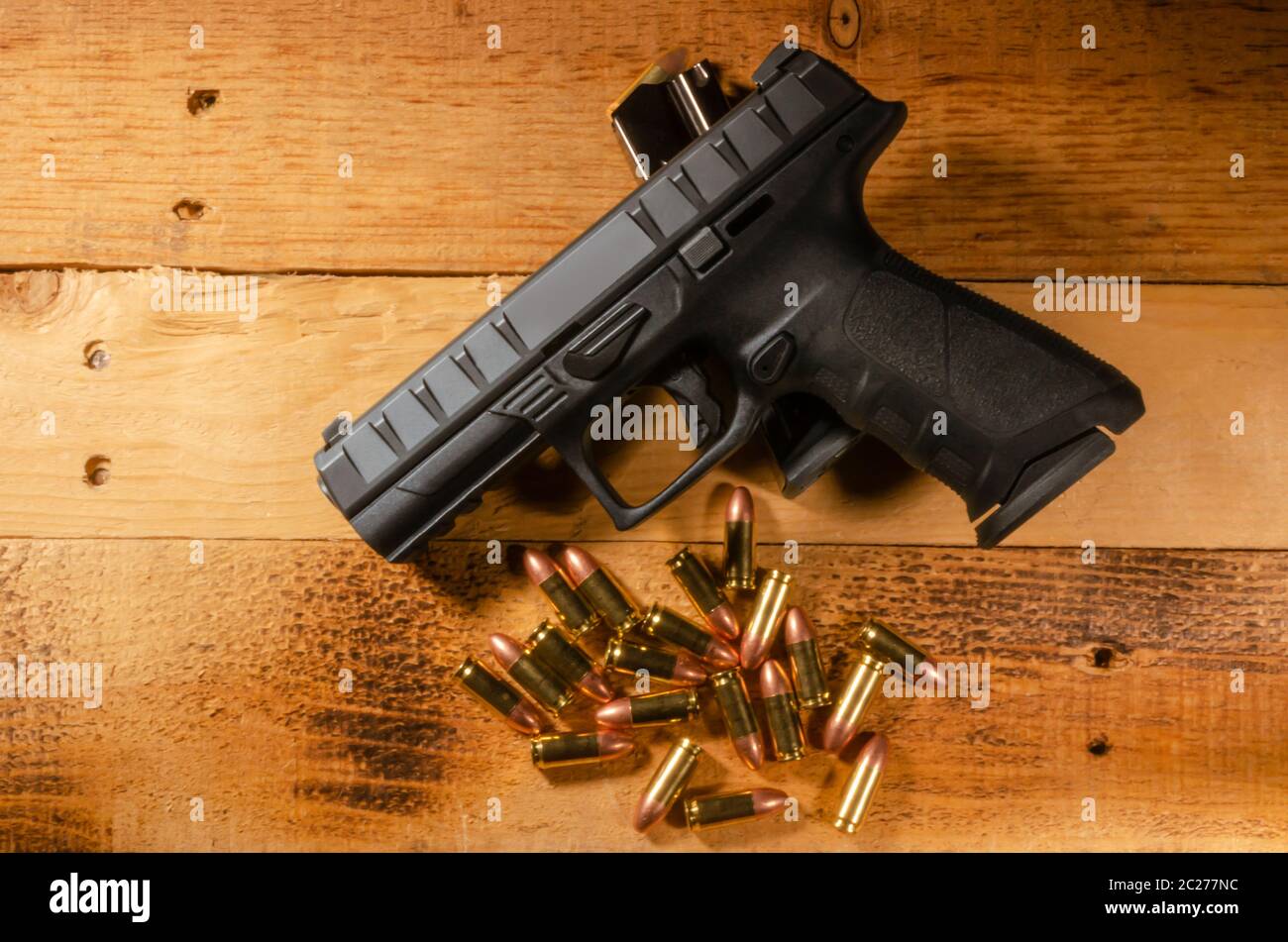 un bracciolo laterale semi automatico su una graffa supplementare per munizioni su una superficie di legno Foto Stock
