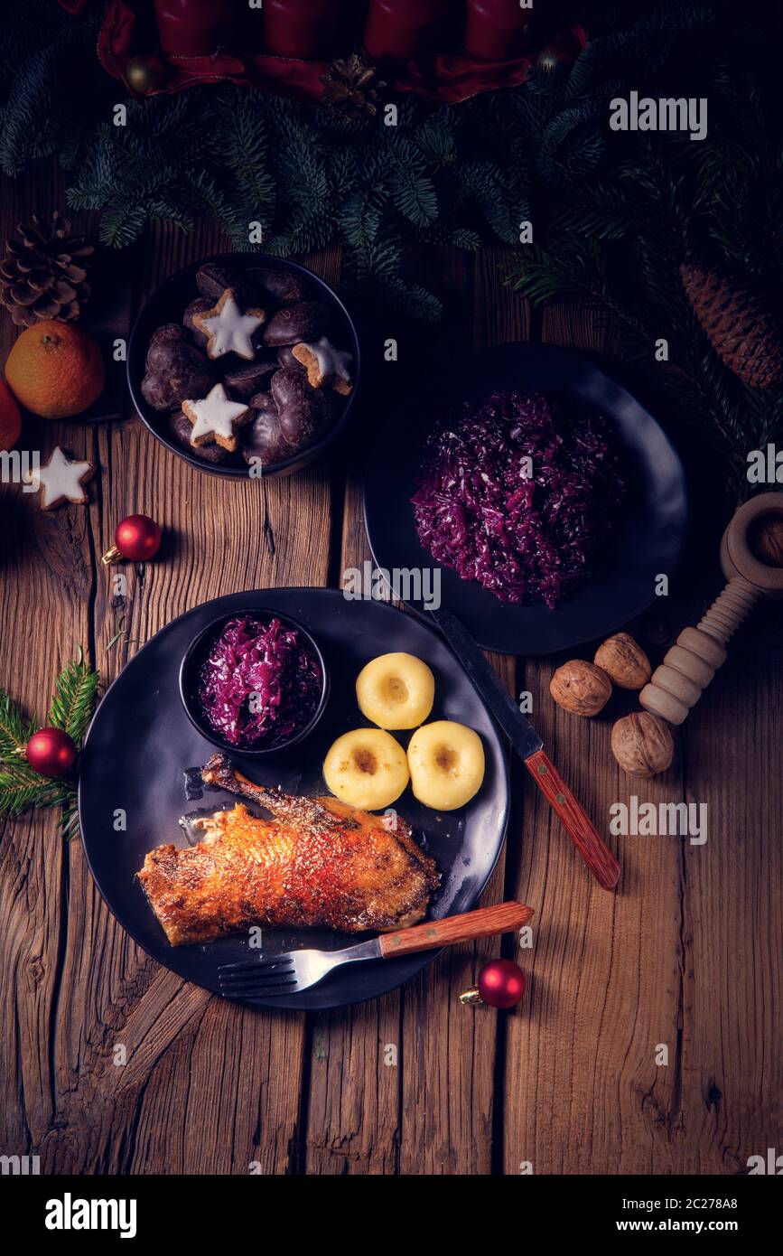 Oca arrosto con mele cotte, cavolo rosso e gnocchi Foto Stock