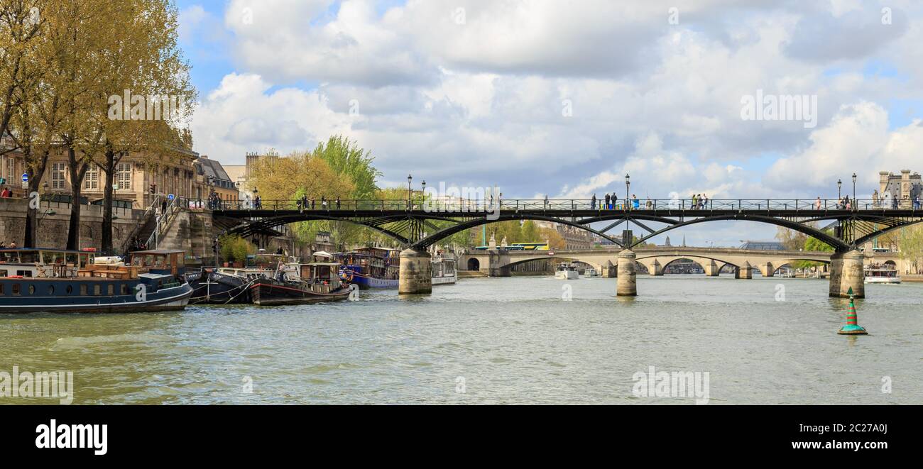 Parigi, Francia, 1 aprile 2017: La gente gode di luce solare sulla Senna. Con la popolazione di 2M, Parigi è la capitale e il più pop Foto Stock