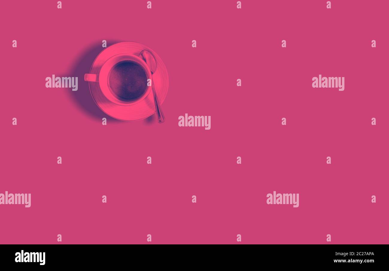 modello minimalista con vista dall'alto di una tazza da caffè con effetto duo-tone rosso Foto Stock