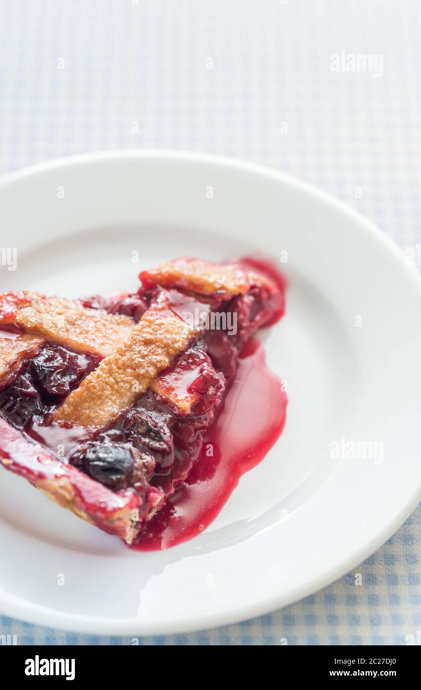 Torta di ciliegia sul piatto Foto Stock