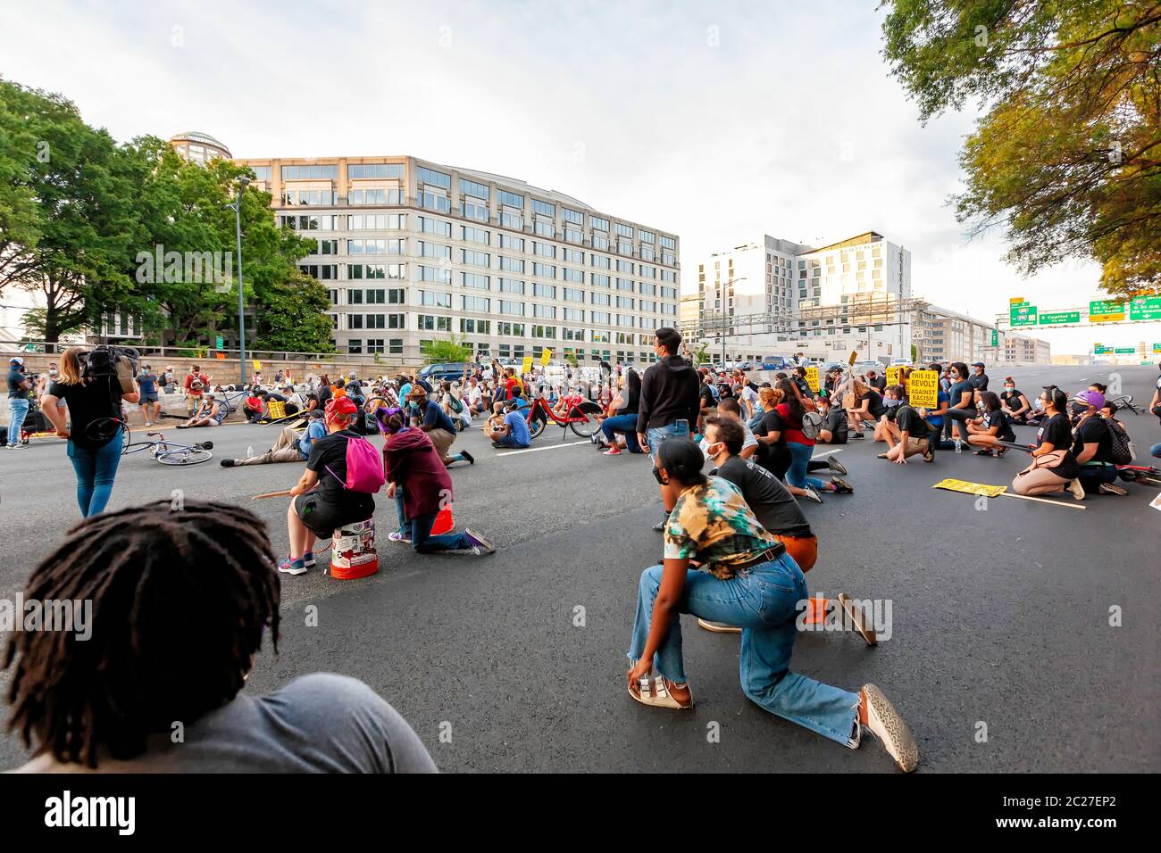 I manifestanti osservano 8 minuti e 46 secondi sull'Interstate 395 per protesta contro la brutalità e l'omicidio della polizia, nel centro di Washington, DC, Stati Uniti Foto Stock